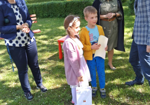Dzieci otrzymują dyplom oraz nagrody